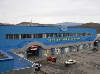 На ринку "ГІД" у Мукачеві сталась ДТП: водій однієї з автівок втік з місця аварії