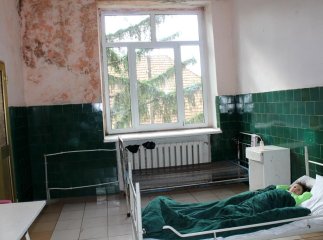 Жахи Хустської райлікарні: дах в аварійному стані й у дощ протікає, по стінах стікає вода, у палатах – грибок та плісень
