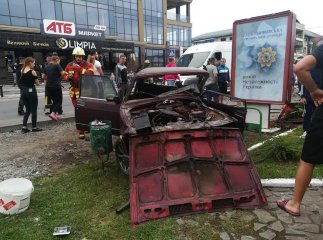 Сьогодні сталась жахлива ДТП. Водія вирізали з понівеченого авто