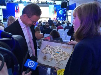 Міністру закордонних справ Угорщини Петеру Сійярто подарували карту України