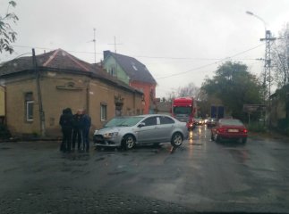 Два автомобілі не розминулись