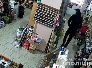 Молодий чоловік на очах у людей "обчистив" магазин