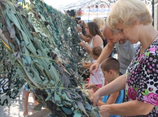 Маскувальні сітки в Мукачеві плестимуть ще два дні