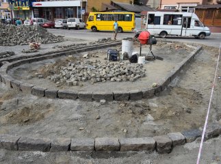 На перехресті Фединця-Корятовича в Ужгороді облаштовують круговий рух транспорту