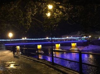 Пішохідний міст в Ужгороді засяяв новою святковою ілюмінацією