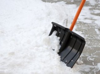Натовп комунальників під наглядом екс-мера Мукачева прибирають сніг перед його будинком