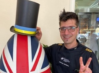 Відомий закарпатський кондитер Штефаньо виготовив 20-кілограмову писанку