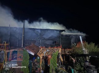 Дві жінки загинули в нічній пожежі на базі відпочинку в Солотвині