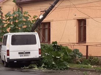 У Мукачеві мікроавтобус в’їхав у електричний стовп