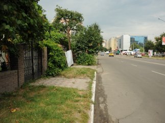 В Ужгороді гостро постала проблема відсутності тротуарів на деяких вулицях (ВІДЕО)