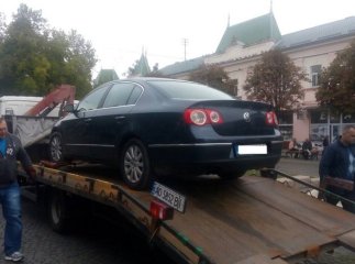 У Мукачеві муніципали складають протоколи на власників автівок за паркування в пішохідних зонах