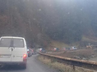На Рахівщині стався зсув ґрунту. На дорозі утворились затори