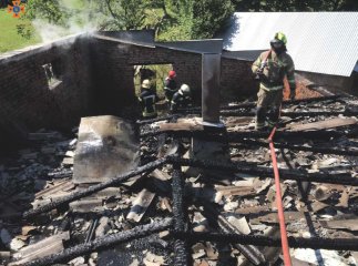 Жінка помітила, що горить сусідський будинок, і відразу викликала рятувальників
