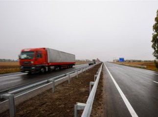 Через потепління разом зі снігом почав сходити асфальт на трасі Київ-Чоп (ВІДЕО)