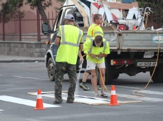 У Мукачеві оновлюють дорожню розмітку вулиць