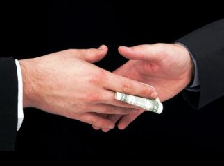 На Тячівщині на гарячому спіймали інспектора-хабарника