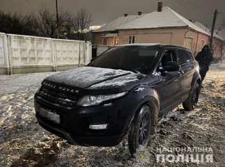 У Мукачеві зупинили Range Rover та Audi. Відомо, що знайшли під час перевірки