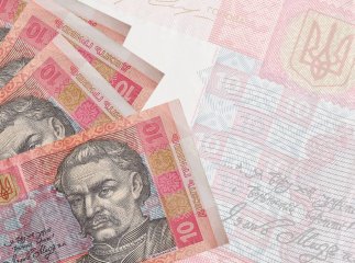 Фото паперових гривень, які перестали приймати у магазинах з 2 березня