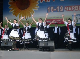 Хореографічний колектив угорського народного танцю Дерценської загальноосвітньої школи – лауреати міжнародного фольклорного фестивалю