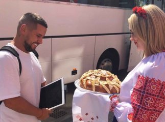 В Ужгороді з хлібом і сіллю зустрічали відомого співака Монатіка