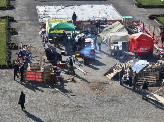 В Ужгороді активісти розбирають барикади та звільняють з облоги Закарпатську ОДА (ФОТО)