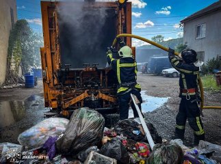 У місті на Закарпатті під час руху зайнявся сміттєвоз