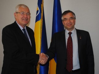 Посол Канади в Україні Роман Ващук зустрівся з Мукачівським міським головою Золтаном Ленд’єлом (ФОТО) Посол Канади в Україні Роман Ващук зустрівся з Мукачівським міським головою Золтаном Ленд’єлом (ФОТО)