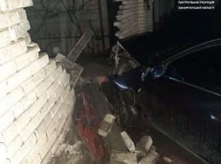 Вночі неповнолітній водій врізався в огорожу власного помешкання