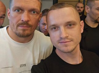 Воїн 128 Закарпатської бригади особисто привітав Усика з перемогою Воїн 128 Закарпатської бригади особисто привітав Усика з перемогою