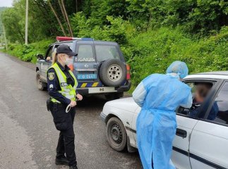 На в’їзді у Закарпаття чергують медики та патрульна поліція