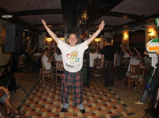 Мукачівці святкували перемогу збірної України до самого ранку (ФОТОРЕПОРТАЖ)