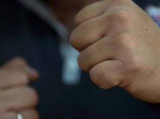 Біля сільського магазину на Іршавщині двоє молодиків побили чоловіка