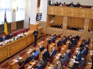 Шукають гроші на дороги, працюють у комісіях і допомагають громадам округів – над чим працюють вперше обрані депутати Закарпатської облради