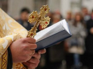 Закарпатський священик забарикадувався у храмі: відома причина