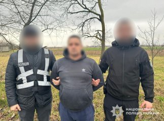 Поліція затримала зловмисника, який вночі кинув гранату у двір поліцейського
