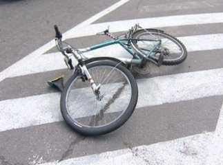 В Ужгороді велосипедист, якого збив "Фольксваген" потрапив до реанімації