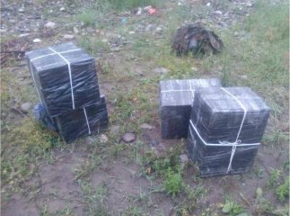 На березі річки знайшли три тисячі пачок сигарет