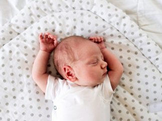 Скільки часу має спати немовля: норма сну у перші місяці життя Скільки часу має спати немовля