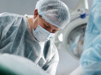 Підліток на Закарпатті ледь не втратив око в пустощах із сокирою