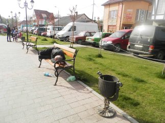 У Хусті стало "модно" спати на міських лавках