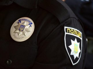 Розлючена жінка побила поліцейського