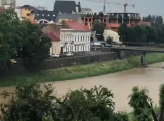 Двоє чоловіків влаштували собі екстремальні розваги в центрі Ужгорода