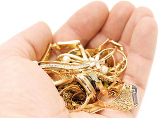 На Мукачівщині вітчим вкрав та здав у ломбард прикраси пасербиці