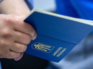 Із 1 вересня частині чоловіків дозволять виїжджати за кордон. Але є умови