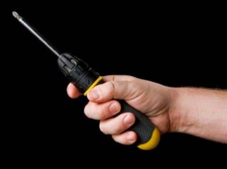 Чоловік встромив собі у живіт викрутку і зник