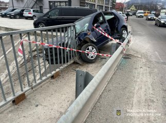 Водій у стані сп’яніння в’їхав в огорожу на мосту: одна жінка у реанімації