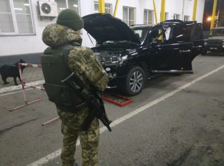 Майже на 6 годин заблокував смугу руху: подробиці скандалу на КПП «Тиса»