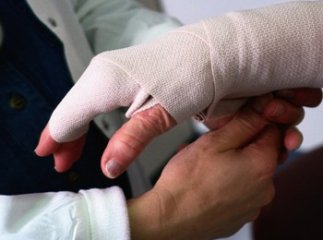 Закарпатка ледь не згоріла на власному подвір’ї