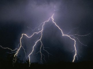 Минулої ночі через грозу дванадцять населених пунктів Закарпаття залишились без електропостачання