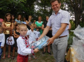 Півтори тисячі першокласників Рахівського району отримають шкільні набори від народного депутата Василя Петьовки